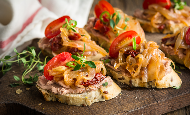 COMPASS_Bruschettas with caramelized onions and pate