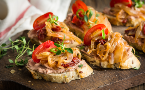 COMPASS_Bruschettas with caramelized onions and pate